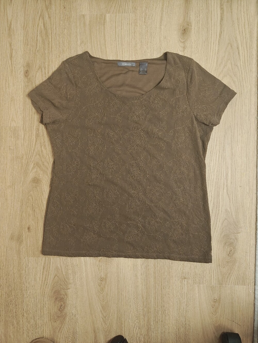 Liz Claiborne Brown Scoop Neck Short Sleeve Blouse with Tonal Floral Stitching